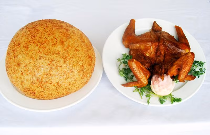 Để thưởng thức, ấn cho bánh xẹp xuống rồi cắt thành từng miếng vuông nhỏ vừa ăn. Thường ăn xôi phồng kèm với đồ chiên, nướng, quay như chim quay, gà nướng, bồ câu quay…Đặc biệt, hương vị đặc trưng của bánh xôi chiên phồng thường rất giòn và vẫn giữ được vị thơm dẻo của xôi nếp, bùi bùi của đỗ, ngọt thanh của đường. Ảnh: Internet.