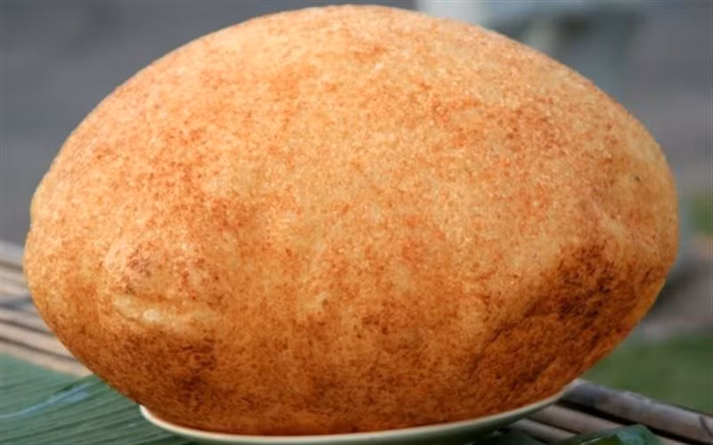 Ban đầu đảo bánh ấn nhẹ nhưng khi bánh bắt đầu nổi lên mặt chảo dầu thì phải ấn mạnh cho bánh thấm dầu, như vậy bánh mới nở đều cũng như vàng đều. Khi bánh vàng ươm, có độ nở, tăng nhiệt độ để vỏ ngoài bánh cứng và giòn, thơm cả ngoài lẫn trong.