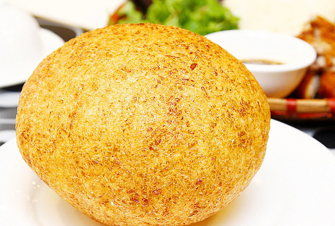 Thực tế, cách làm bánh xôi chiên phồng cũng phải trải qua nhiều công đoạn từ chọn nguyên liệu đến nấu, nhồi và chiên.