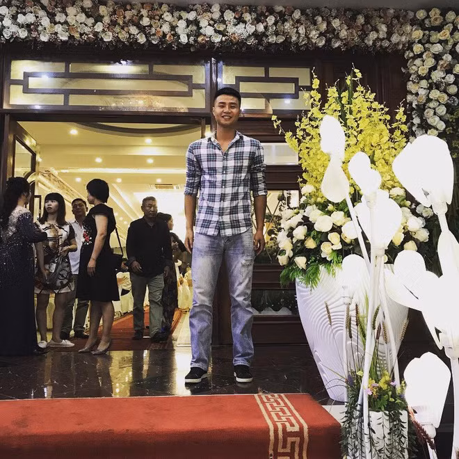 Khi đến những bữa tiệc không quá sang trọng, 9X chọn áo sơ mi kẻ caro phối với quần jeans nam tính.