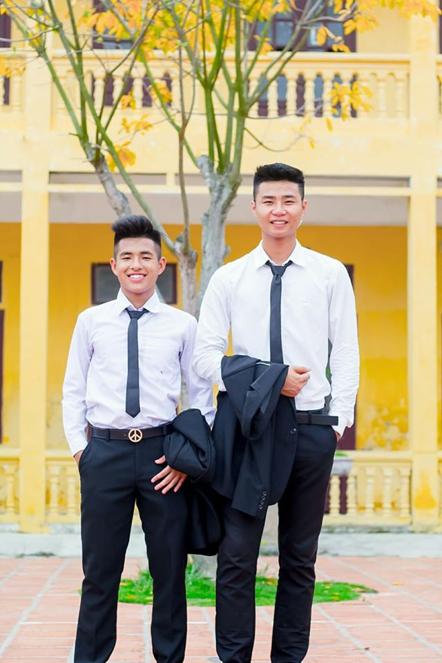 Văn Toản diện sơ mi trắng đóng thùng cũng khá bảnh bao.