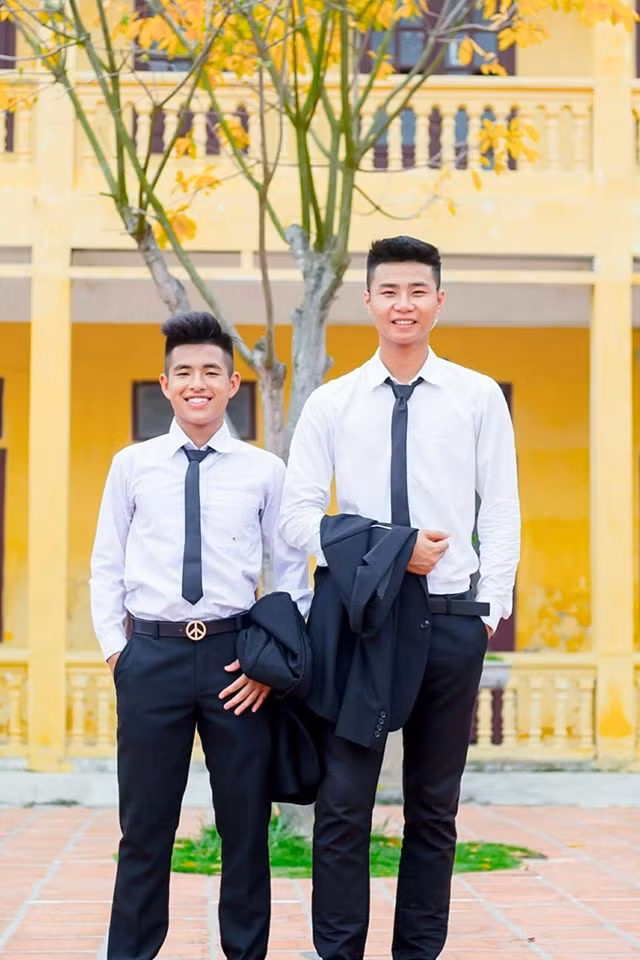 Văn Toản diện sơ mi trắng đóng thùng cũng khá bảnh bao.