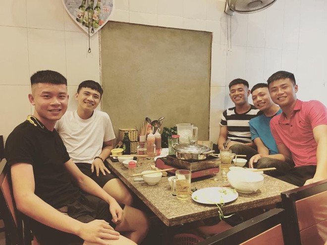 Những chiếc áo phông thường xuyên xuất hiện trong set đồ quen thuộc của cầu thủ trẻ.