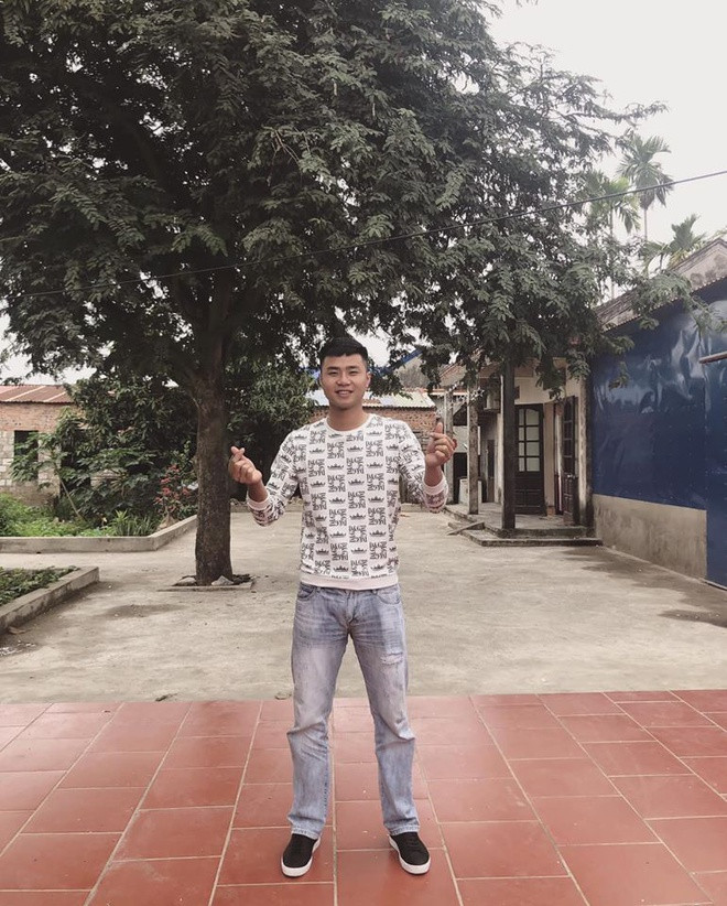 Áo thun và quần jean cũng là bộ trang phục cũng được Văn Toản ưa chuộng.