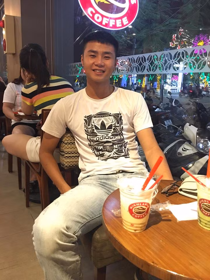 Nhờ sở hữu chiều cao lý tưởng - 1,86 m, nam thủ môn 20 tuổi luôn nổi bật dù ăn mặc giản dị.