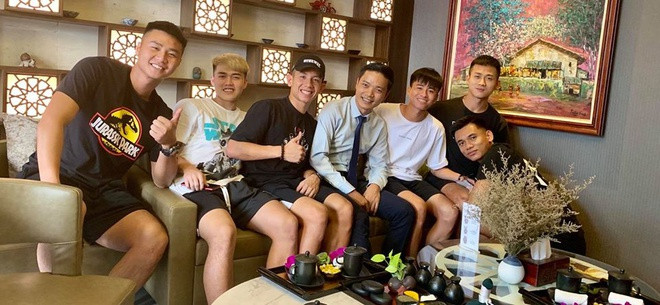 Trang phục không thể thiếu trong tủ đồ của chàng thủ môn gốc Hải Phòng là những chiếc áo phông đơn giản.