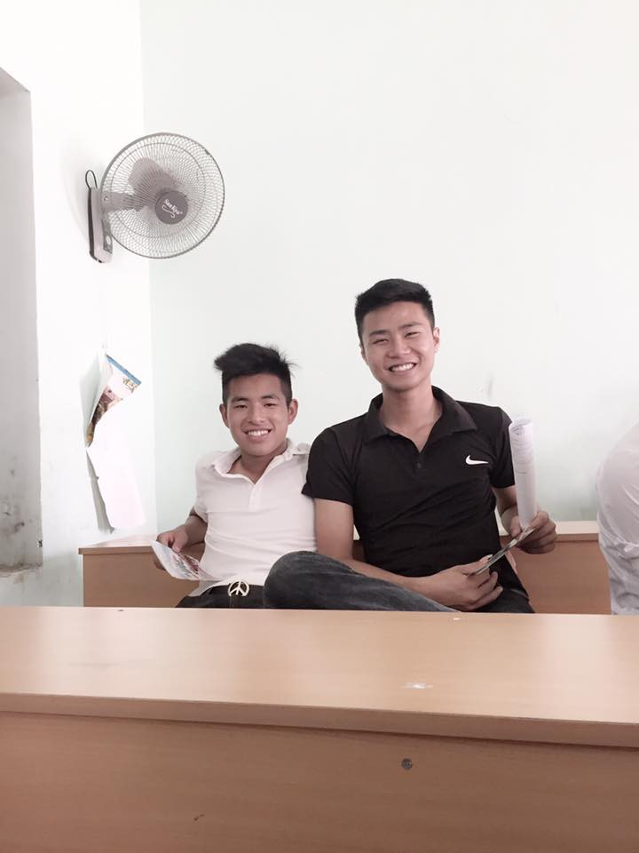 Chàng thủ môn trẻ sở hữu gu ăn mặc đơn giản nhưng toát lên vẻ nam tính, gọn gàng.