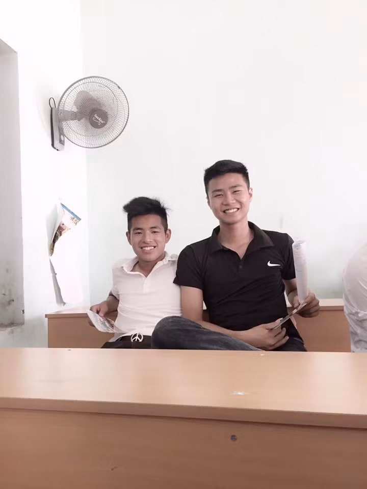 Chàng thủ môn trẻ sở hữu gu ăn mặc đơn giản nhưng toát lên vẻ nam tính, gọn gàng.