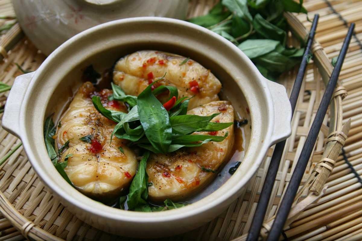 Cá bông lau kho rau răm: cá bông lau, rau răm, thịt ba chỉ, hành lá, tỏi, tiêu, muối, đường, mắm, gia vị vừa đủ kho ăn. Công dụng: kiện tỳ hóa thấp, thêm khí huyết… Trị chứng tỳ hư ăn kém, suy nhược, phụ nữ sau sinh nuôi con ít sữa, người già mệt mỏi khó lên cân do thiếu đạm. 