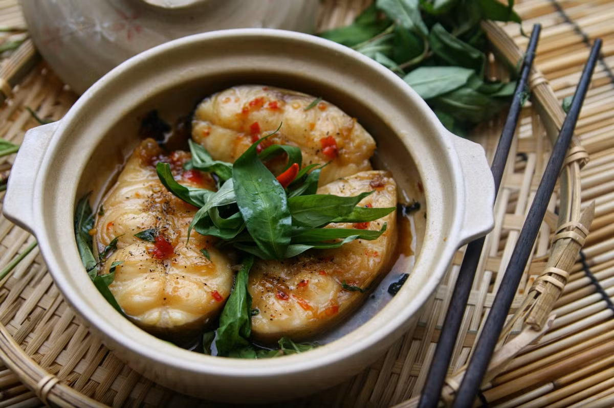 Cá bông lau kho rau răm: cá bông lau, rau răm, thịt ba chỉ, hành lá, tỏi, tiêu, muối, đường, mắm, gia vị vừa đủ kho ăn. Công dụng: kiện tỳ hóa thấp, thêm khí huyết… Trị chứng tỳ hư ăn kém, suy nhược, phụ nữ sau sinh nuôi con ít sữa, người già mệt mỏi khó lên cân do thiếu đạm. 