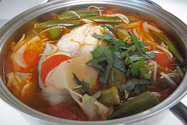 Cá bông lau nấu măng chua: Không chỉ được dùng để kho, rim, hay om chuối đậu mà cá bông lau nấu măng chua cũng là món ăn đặc trưng tại vùng nơi đây. Với hương vị thanh mát, sự hòa quyện tinh tế của cá bông lau, giá đỗ, măng chua, bạc hà… sẽ giúp bữa ăn gia đình bạn thêm phần hấp dẫn.