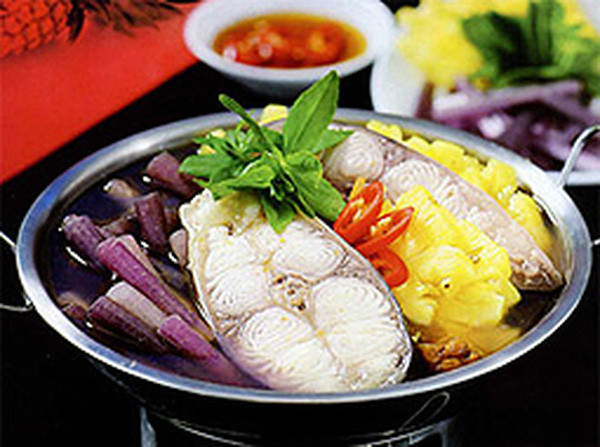 Lẩu cá bông lau: cá bông lau, xương heo, giá đậu, bông súng, rau đắng, đậu bắp, bạc hà, cà chua, dứa, me, ớt, rau ngổ, mùi tàu, gia vị vừa đủ nấu lẩu ăn.