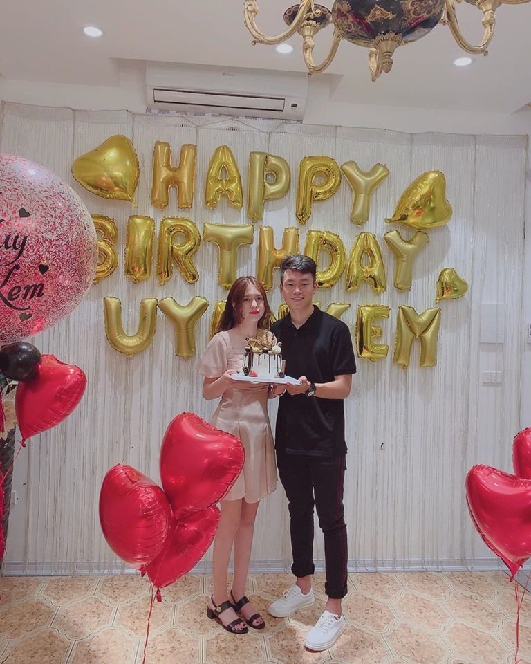 Thành Chung hay chọn những bộ trang phục thể thao, thoải mái và có màu sắc trung tính như trắng, đen.