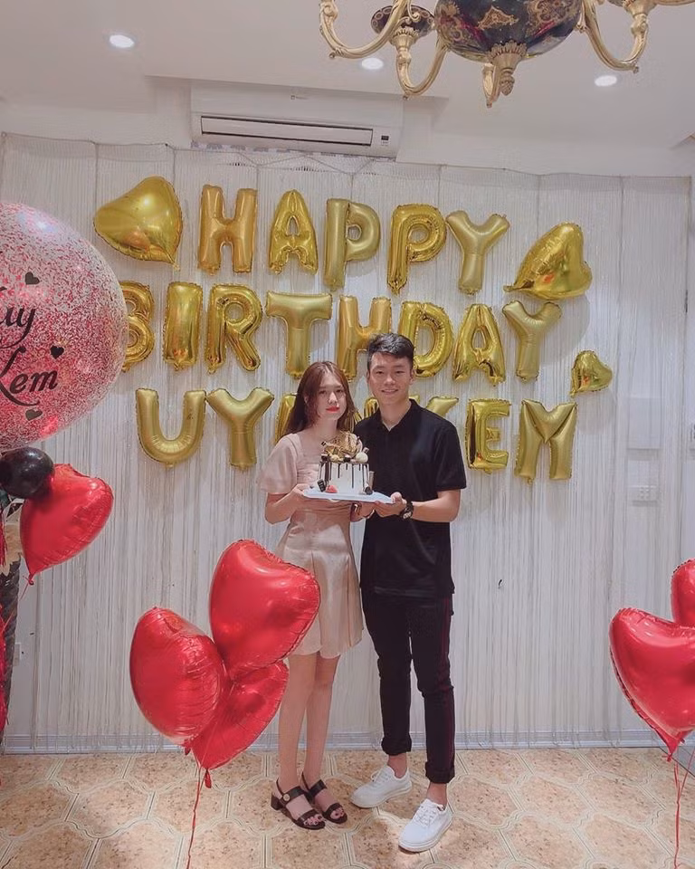 Thành Chung hay chọn những bộ trang phục thể thao, thoải mái và có màu sắc trung tính như trắng, đen.