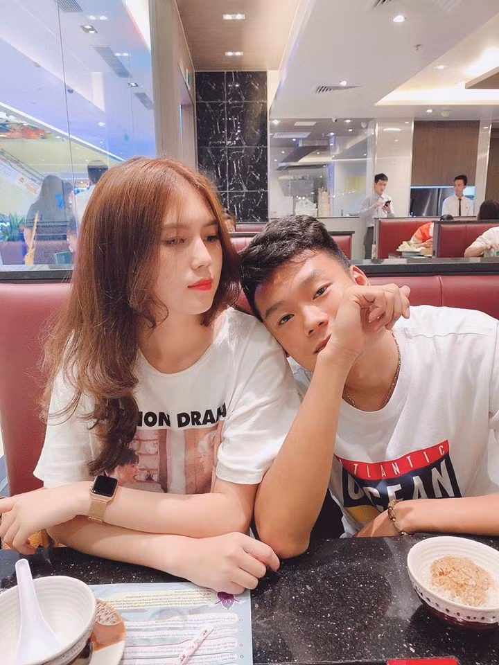 Trên trang cá nhân của Thành Chung, dân mạng có thể thấy nhiều hình ảnh nam cầu thủ diện trang phục đồng điệu với bạn gái. Cả hai đều chuộng phong cách năng động, thoải mái.