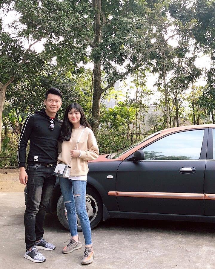 Khi nam cầu thủ xứ Tuyên diện "cây" đen thì bạn gái lại diện màu nude tương phản.