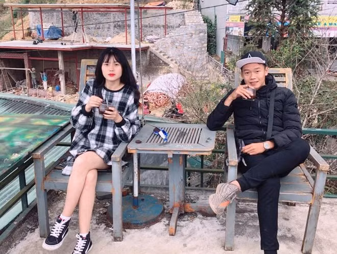 Thành Chung và bạn gái cùng diện đồ đen đồng điệu trong chuyến du lịch Sapa.