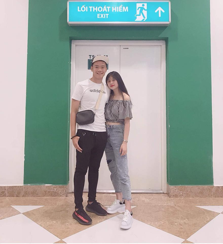 Mỗi lần sánh bước bên bạn gái, nam cầu thủ gốc Tuyên Quang thường diện trang phục trẻ trung khỏe khoắn.