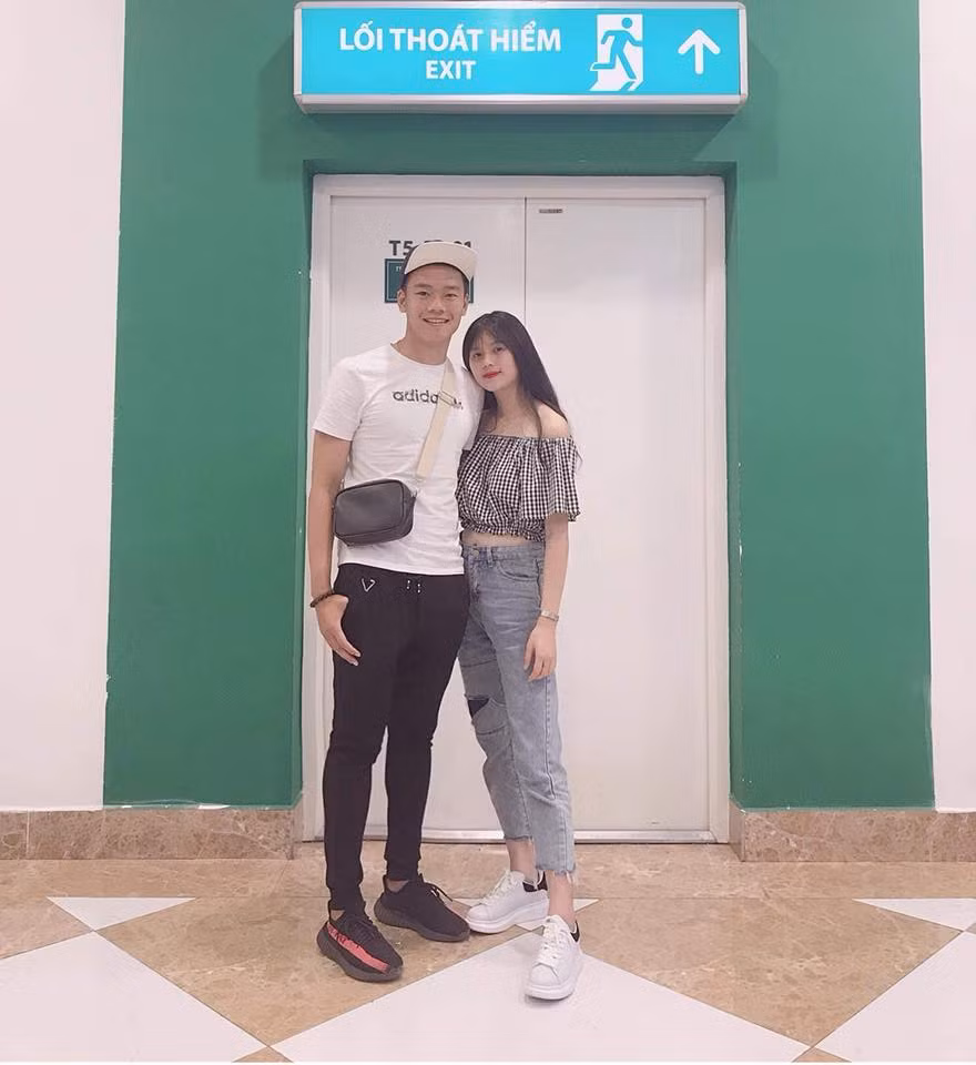 Mỗi lần sánh bước bên bạn gái, nam cầu thủ gốc Tuyên Quang thường diện trang phục trẻ trung khỏe khoắn.