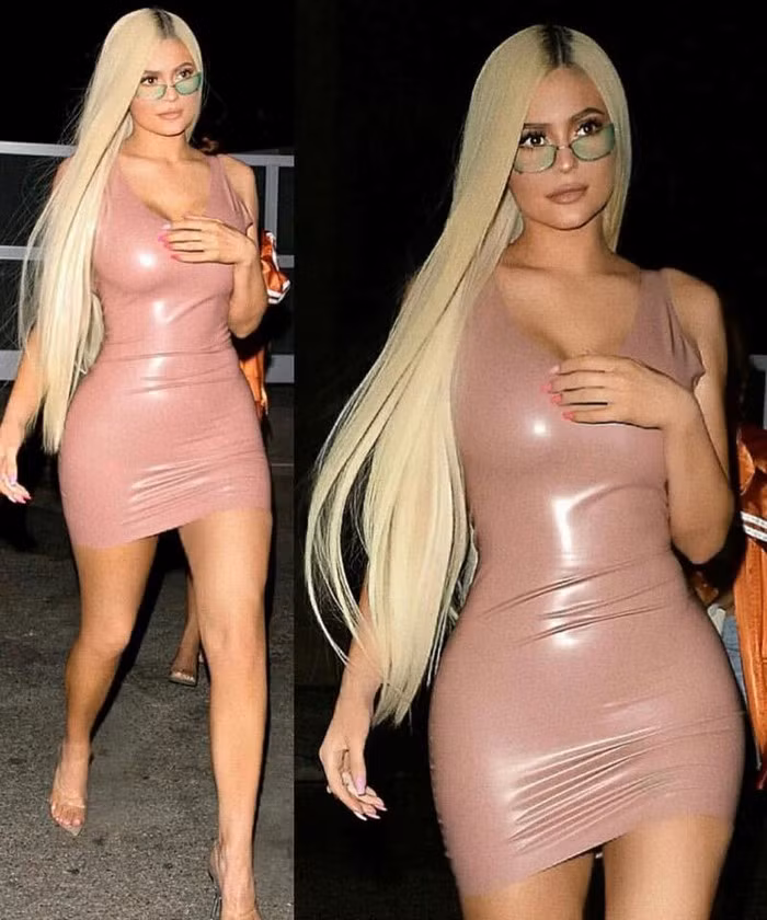 Cô mặc váy màu hồng nude bó sát cực kỳ quyến rũ.