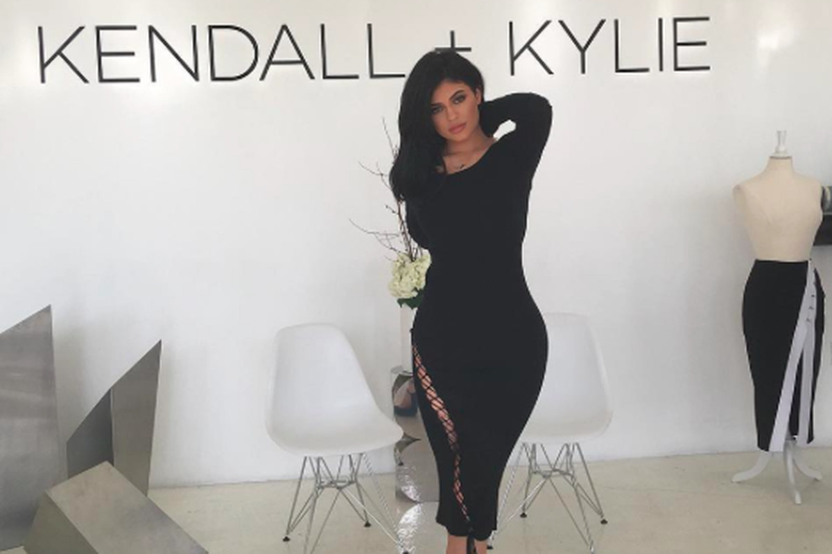 Dù mặc kín đáo, cô vẫn khoe được vòng eo con kiến của mình.