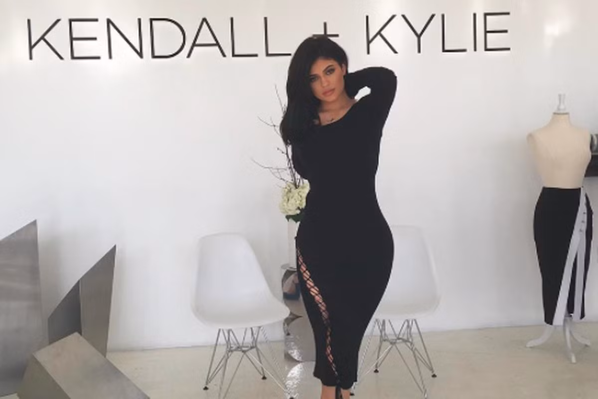 Dù mặc kín đáo, cô vẫn khoe được vòng eo con kiến của mình.