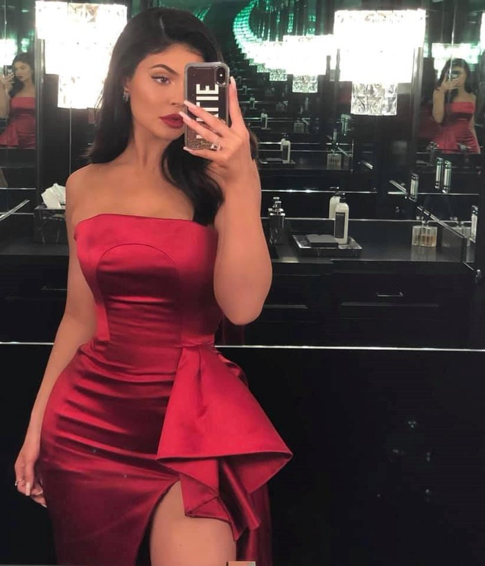 Thậm chí sau khi sinh con, Kylie Jenner vẫn cực kỳ sexy mỗi khi chụp hình.