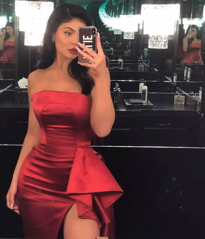 Thậm chí sau khi sinh con, Kylie Jenner vẫn cực kỳ sexy mỗi khi chụp hình.