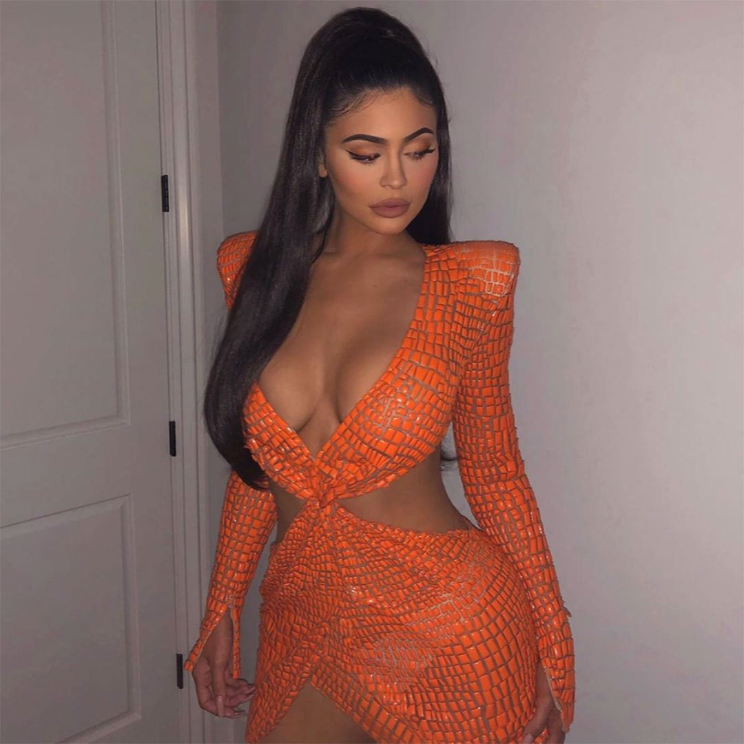 Người đẹp vẫn giữ được vóc dáng đồng hồ cát sau một năm sinh con.