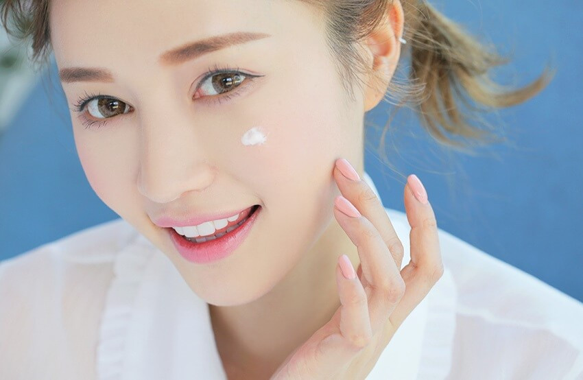 Tăng cường dưỡng ẩm cho da: Khi tiếp xúc nhiều với chất ô nhiễm không khí, theo thời gian khả năng tự bảo vệ, hydrat của da sẽ mất dần, vì vậy, làn da cần được dưỡng ẩm để luôn khỏe mạnh, láng mịn.