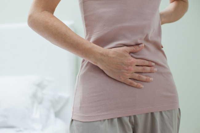 Sưng viêm: Các viên sỏi thận to có thể khiến thận sưng phù và đau đớn. Nếu bạn phát hiện dấu hiệu viêm ở khu vực dưới xương sườn hay khu vực bẹn, bạn cần đến gặp bác sĩ để được tư vấn ngay.