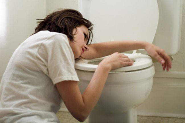 Buồn nôn và nôn mửa: Sỏi thận có thể gây nhiễm trùng, đặc biệt là ở đường tiết niệu, gây ra triệu chứng sốt và suy nhược. Cơn đau lưng cũng có thể dẫn đến đau bụng, đi kèm với cảm giác buồn nôn và nôn mửa.