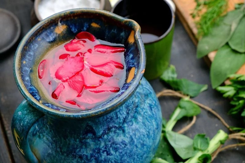 Tăng cường hệ miễn dịch: Nước hoa hồng giúp tăng cường hệ miễn dịch nhờ các thành phần chống oxy hóa và flanovoid. Các chất này bảo vệ cơ thể khỏi các tổn thương do gốc tự do.