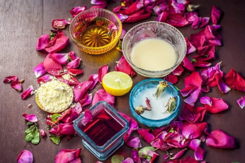 Điều trị cảm lạnh và cảm cúm: Nước hoa hồng giúp làm dịu cơn đau họng và các triệu chứng hô hấp như ho và ngạt mũi. Hơi nước hoa hồng giúp giảm các chứng viêm hô hấp mãn tính như bệnh phổi tắc nghẽn mãn tính.