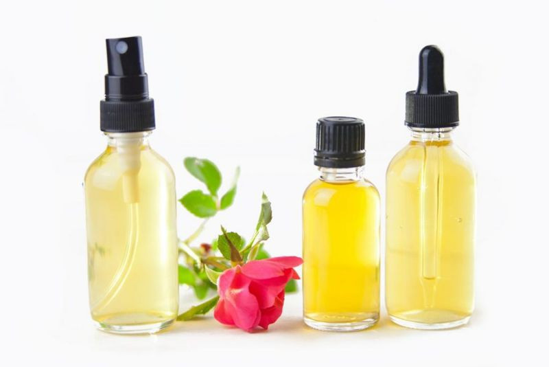 Điều trị tiểu đường: Nhờ chứa các thành phần sát trùng, kháng khuẩn, kháng virus và nấm, nước hoa hồng được dùng trong điều trị nhiều loại bệnh. Nước hoa hồng còn chứa methanol giúp tăng hiệu quả insulin và ổn định đường huyết ở người mắc tiểu đường.