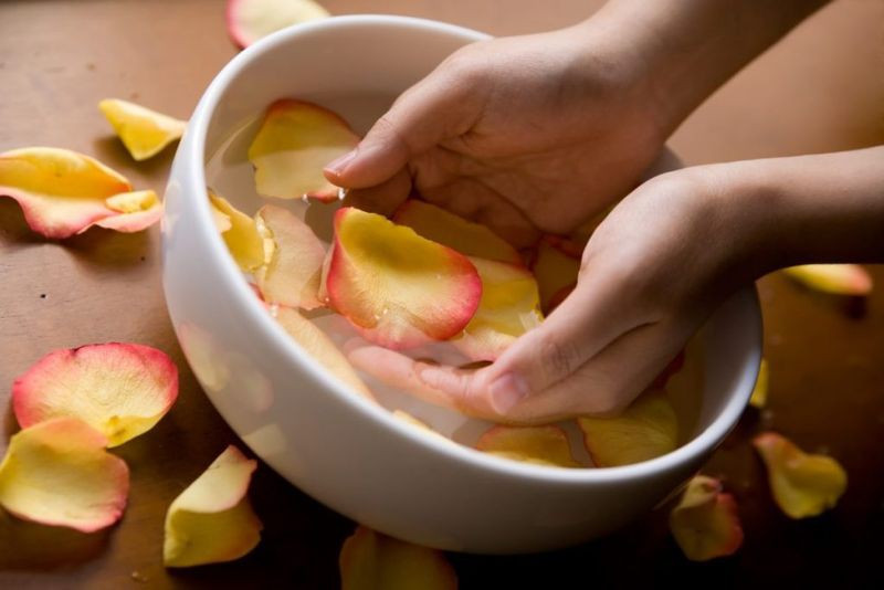 Chăm sóc da: Nước hoa hồng có tác dụng dưỡng ẩm, kháng viêm và kháng khuẩn giúp làm dịu da mụn; đồng thời chứa các chất chống oxy hóa giúp bảo vệ da khỏi tia UV và các chất ô nhiễm.