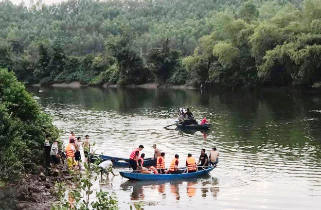 Lat thuyen cho 7 nguoi, 2 cha con chet duoi