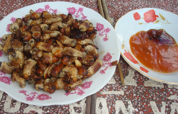 Đuông rang mặn: Đuông sơ chế cho vào chảo rang mặn và hơi khô với muối, đường, bột ngọt, gần tương tự như cách làm món nhộng tằm, thường dùng như một món ăn mặn với cơm. Món ăn này được nhiều gia đình lựa chọn.