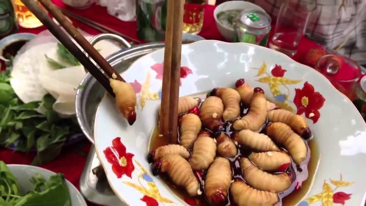 Món sâu béo múp này có thể chế biến thành nhiều món ngon, trong đó phải kể đến món đuông dừa ngâm mắm. Con đuông dừa còn ngọ nguậy nhúng vào chén mắm ớt cay, cứ gắp vậy bỏ vào miệng. Vị béo gần giống như lòng đỏ trứng gà, tan dần trong miệng.