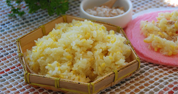 Xôi là món ăn dễ dàng mang theo và rất dễ làm để chị em mang theo đi du xuân. Xôi lại món thường có trong mâm cỗ Tết của nhiều gia đình nên không mất nhiều thời gian chuẩn bị.