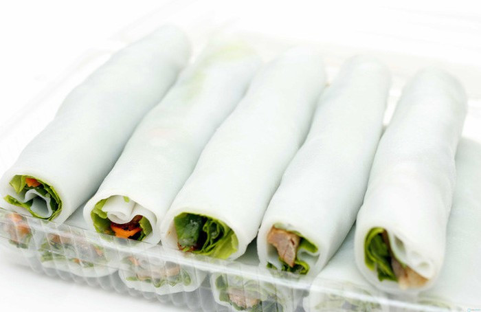 Tuy nhiên, chị em cũng nên lựa theo thời tiết để làm các món ăn này. Nếu thời tiết quá nóng, thì món cuốn có nhân thịt bên trong rất dễ bị thiu.
