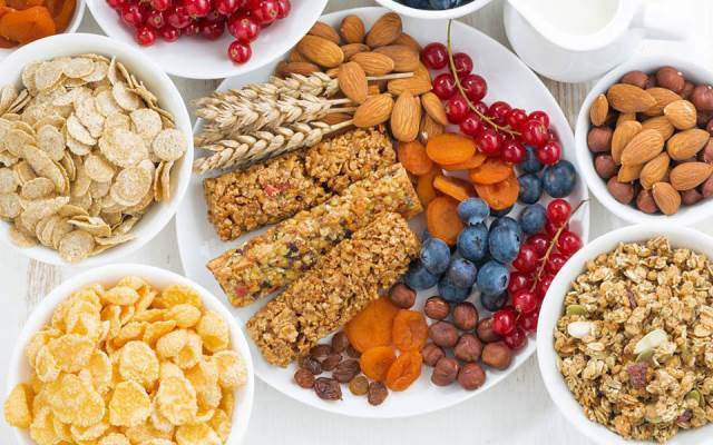 Đồ ăn hỗ trợ năng lượng: Sôcôla, bánh kẹo... là các thực phẩm nhỏ gọn, tiện lợi, nhiều năng lượng, xử lý nhanh gọn. Những món ăn vặt này có thời gian lưu trữ dài hơn và hương vị cũng rất ngon nên bạn có thể mang theo cho cả chuyến đi ngắn ngày hay dài ngày. Ảnh: Internet. Video "Chế biến món ngon từ nấm đông cô". Nguồn: VTC.