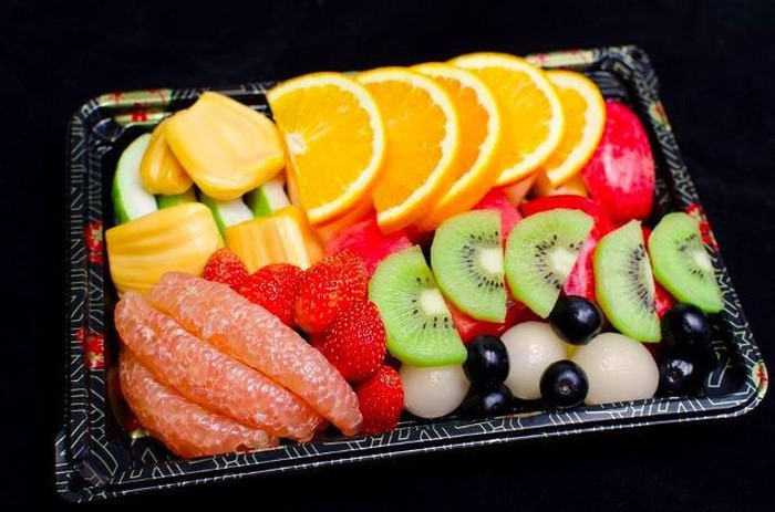 Bên cạnh đó, hoa quả bạn nên cắt nhỏ trước rồi cho vào hộp mang đi. Theo cách này, lúc ăn hoa quả vừa tiện lợi lại tránh được tình trạng xả rác.