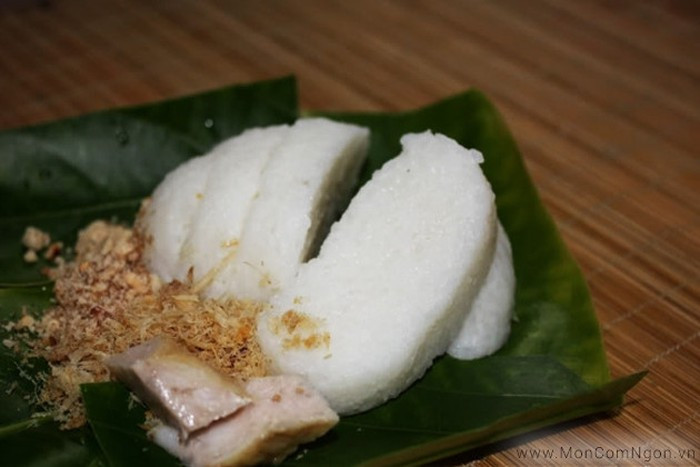 Bạn có thể mang thêm ruốc, muối vừng hoặc khoanh giò để ăn kèm cơm. Bên cạnh đó, có những món cơm nắm có nhân như cơm nắm kiểu Nhật, cơm nắm phô mai... Vì thế, những món cơm nắm này bạn sẽ không mất công chấm hay ăn kèm nguyên liệu nào nữa.