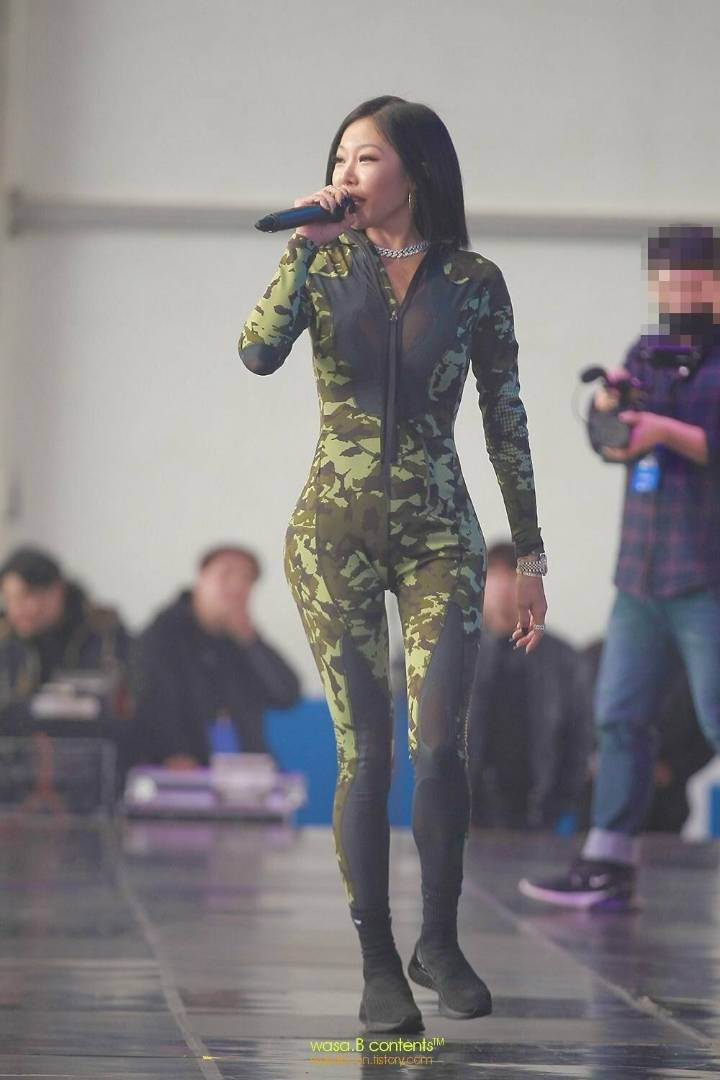 Ở các sân khấu lớn, trước hàng nghìn người, rapper sinh năm 1988 không ngại diện jumpsuit bó sát khi biểu diễn. Trang phục này khẳng định thêm Jessi sở hữu thân hình nóng bỏng.