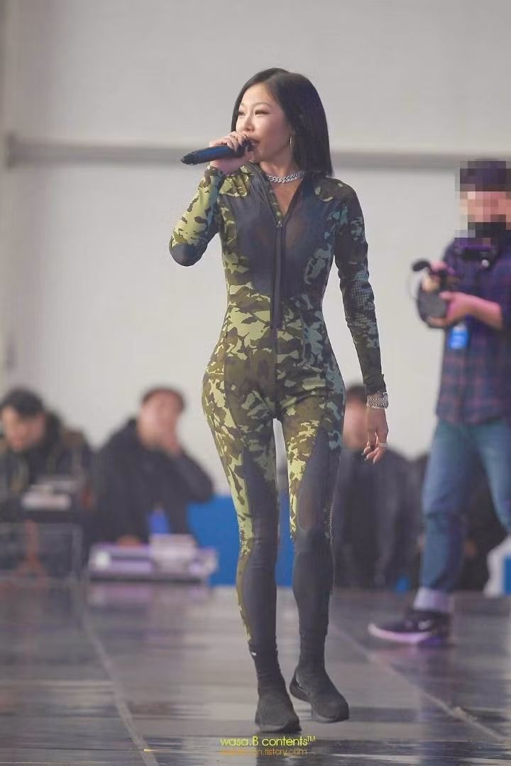 Ở các sân khấu lớn, trước hàng nghìn người, rapper sinh năm 1988 không ngại diện jumpsuit bó sát khi biểu diễn. Trang phục này khẳng định thêm Jessi sở hữu thân hình nóng bỏng.