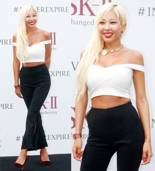 Cô khiến vẻ ngoài trở nên táo bạo và sexy với mái tóc bạch kim rạng rỡ đối lập với làn da nâu. Vì chăm khoe vòng một, nhiều dân mạng cho rằng cô đang cố tình gây chú ý với trang phục phản cảm. Ảnh: Internet. Video "Minh Hằng chia sẻ về phong cách thời trang". Nguồn: VTC.