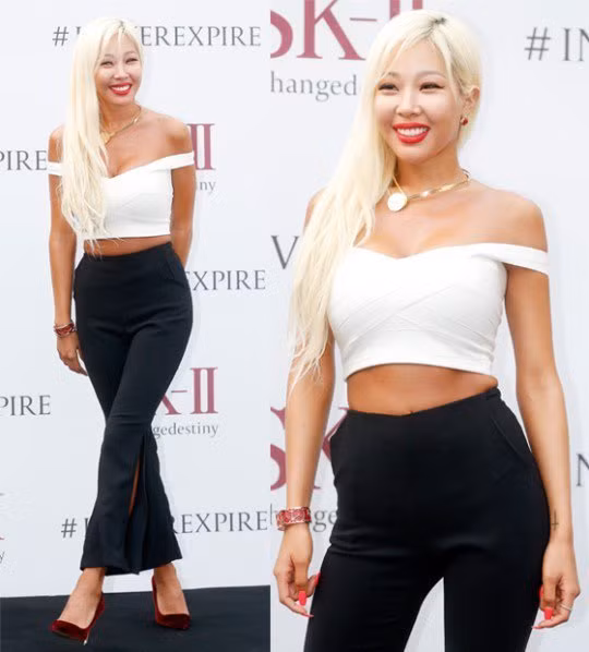 Cô khiến vẻ ngoài trở nên táo bạo và sexy với mái tóc bạch kim rạng rỡ đối lập với làn da nâu. Vì chăm khoe vòng một, nhiều dân mạng cho rằng cô đang cố tình gây chú ý với trang phục phản cảm. Ảnh: Internet. Video "Minh Hằng chia sẻ về phong cách thời trang". Nguồn: VTC.