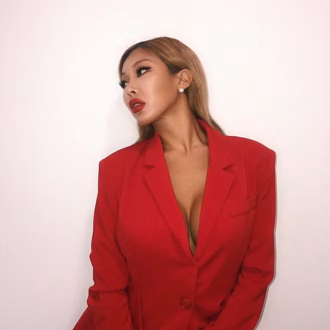 Rapper 8X nổi tiếng có style thoáng, hay diện đồ hở nhưng dân mạng vẫn không chấp nhận được việc cô diện đồ hở hang quá đà trước công chúng.