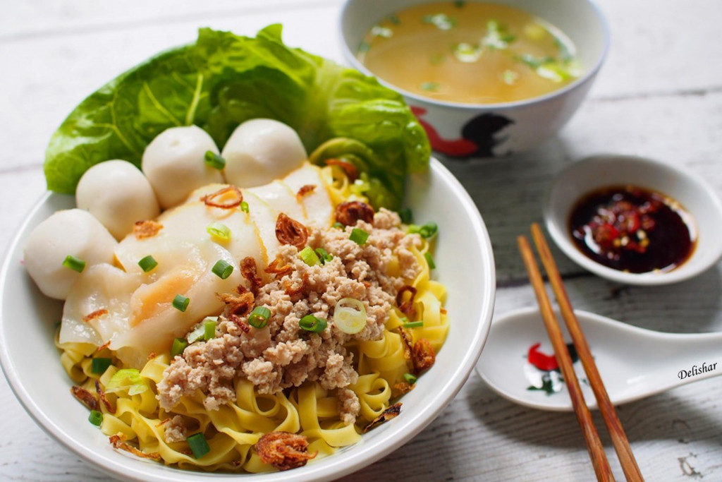 Mì Bak chor mee: Đây là món ăn được tạo nên từ những sợi mì dẹt, vàng óng, kết hợp với thịt heo sambal cay cay cùng vị chua của dấm. Một tô mì bak chor mee đạt chuẩn phải là sự kết hợp đậm đà của các loại gia vị cùng nước tương đậu nành với những lát thịt heo mềm, thịt viên, gan, kèm bánh bao hoặc xương cá phơi khô.